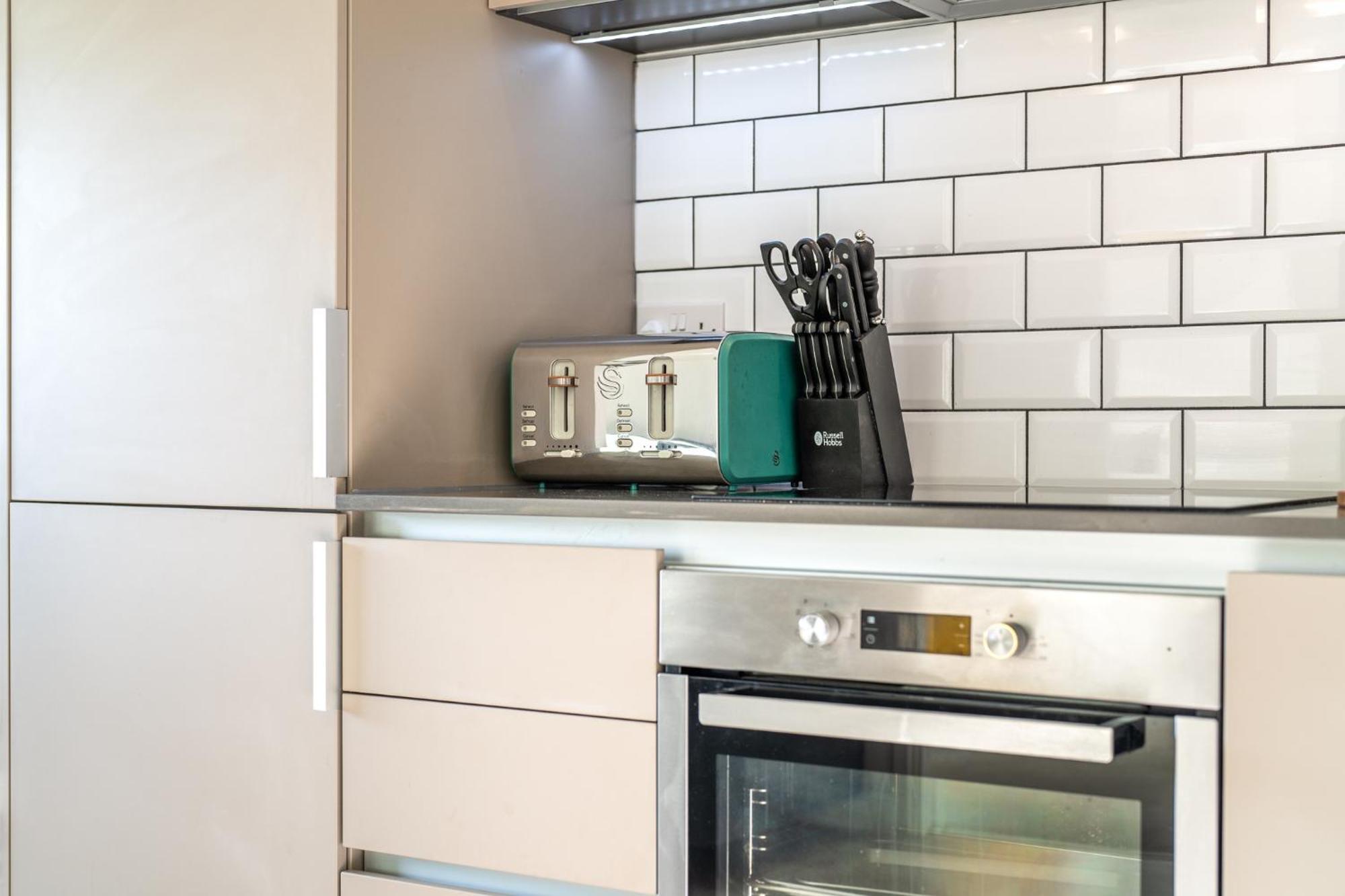 Luxury 1 Bedroom Serviced Apartment With Roof Terrace & Gym Stevenage Exterior foto