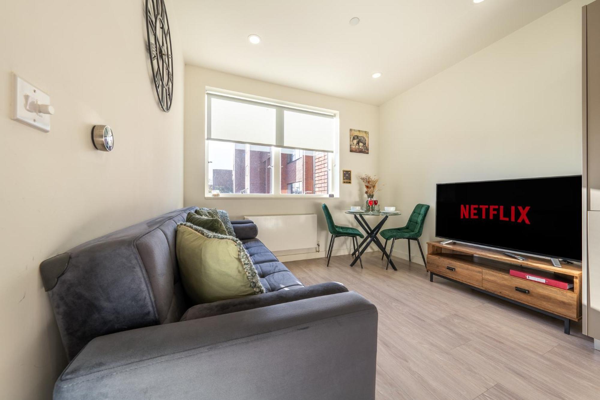 Luxury 1 Bedroom Serviced Apartment With Roof Terrace & Gym Stevenage Exterior foto