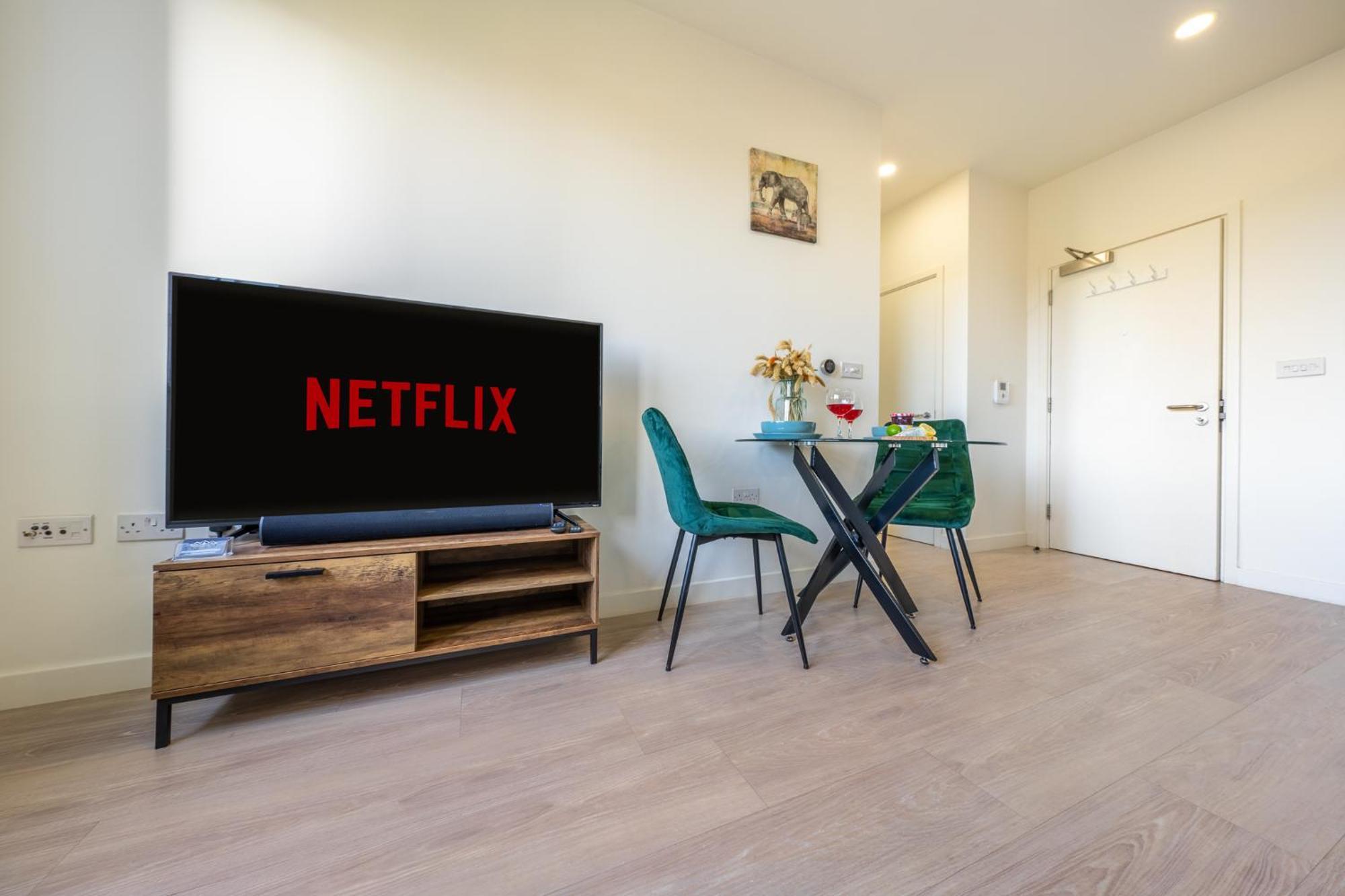 Luxury 1 Bedroom Serviced Apartment With Roof Terrace & Gym Stevenage Exterior foto