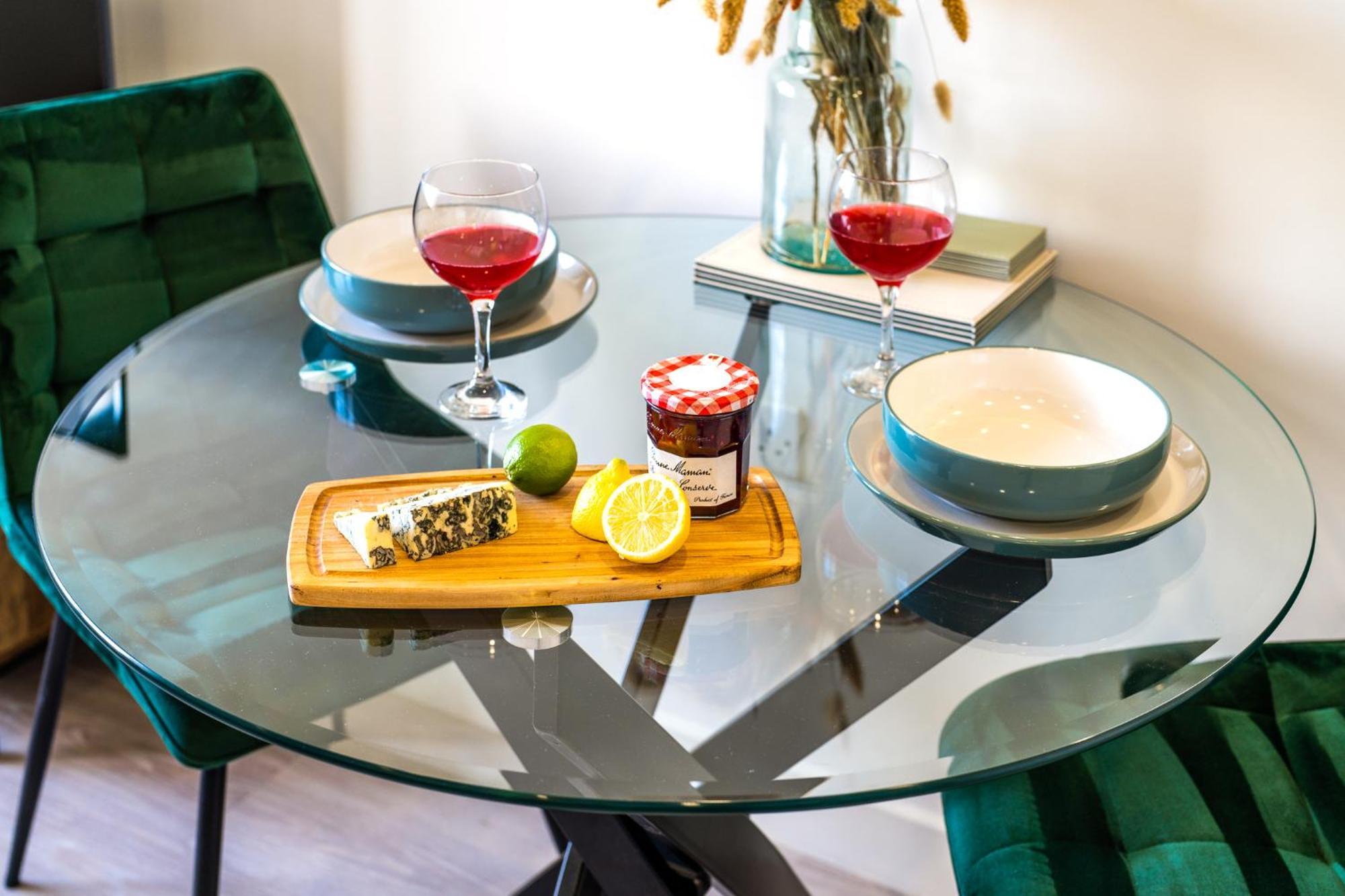 Luxury 1 Bedroom Serviced Apartment With Roof Terrace & Gym Stevenage Exterior foto