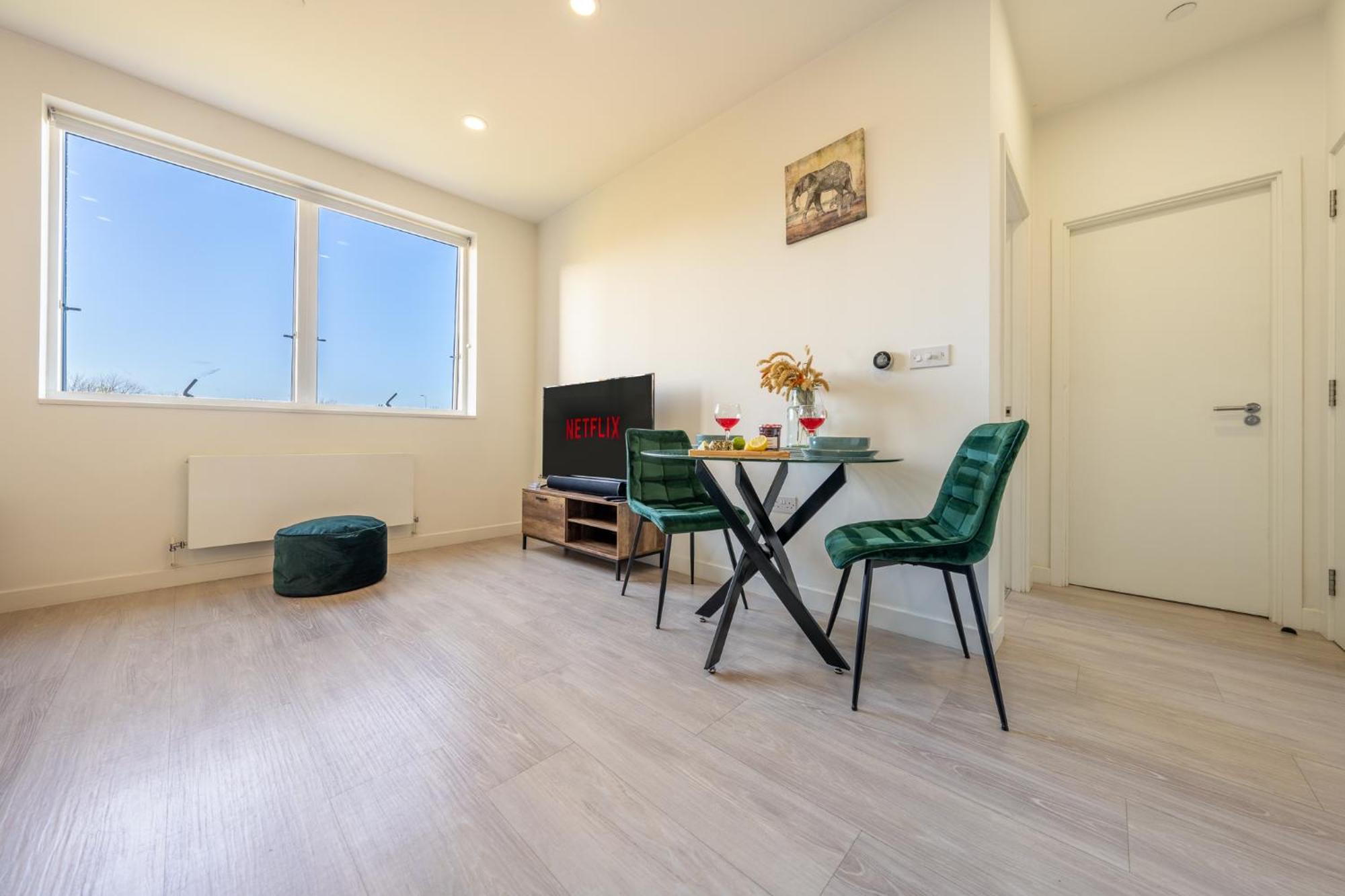 Luxury 1 Bedroom Serviced Apartment With Roof Terrace & Gym Stevenage Exterior foto