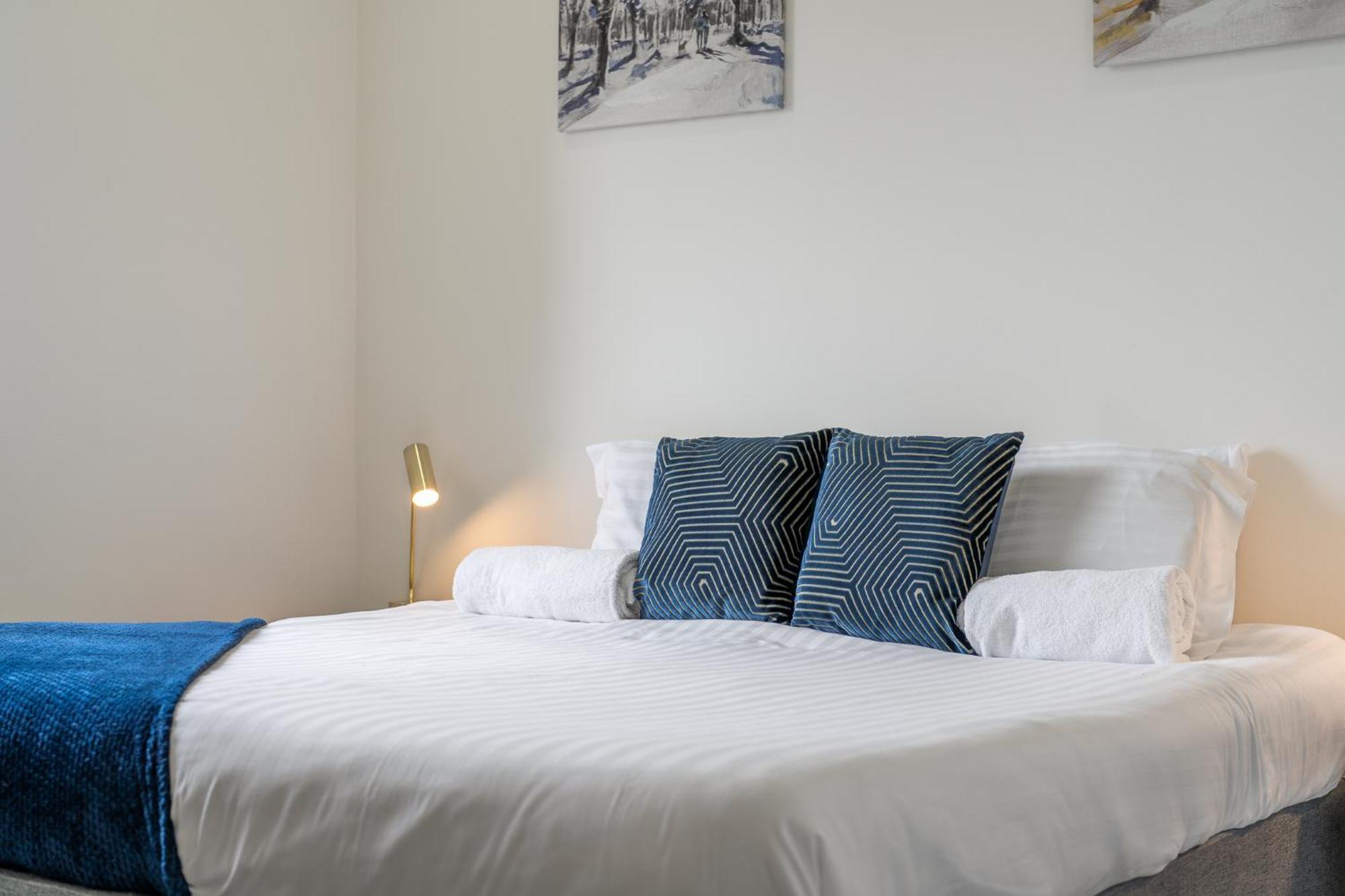 Luxury 1 Bedroom Serviced Apartment With Roof Terrace & Gym Stevenage Exterior foto