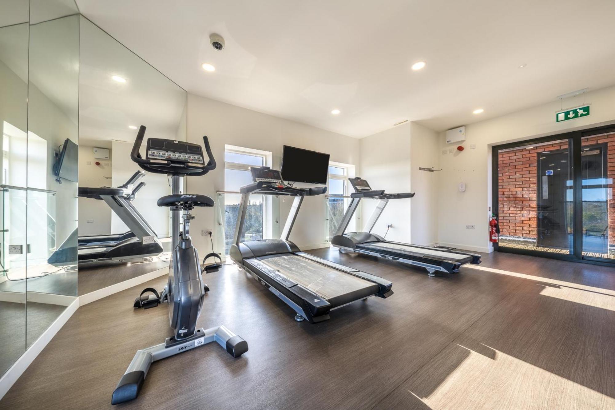 Luxury 1 Bedroom Serviced Apartment With Roof Terrace & Gym Stevenage Exterior foto