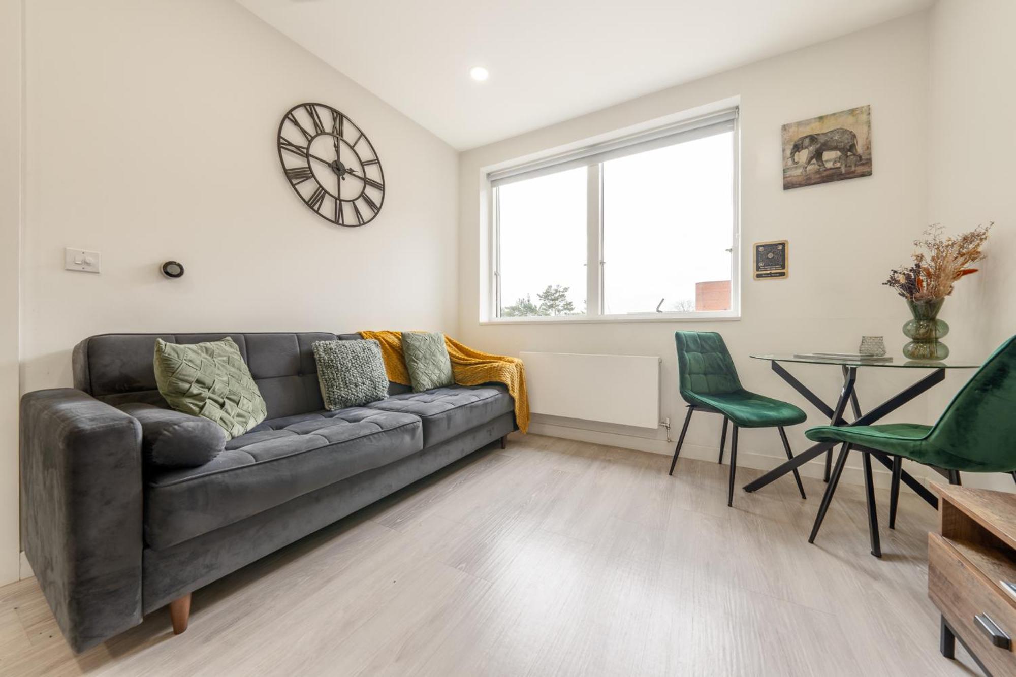 Luxury 1 Bedroom Serviced Apartment With Roof Terrace & Gym Stevenage Exterior foto
