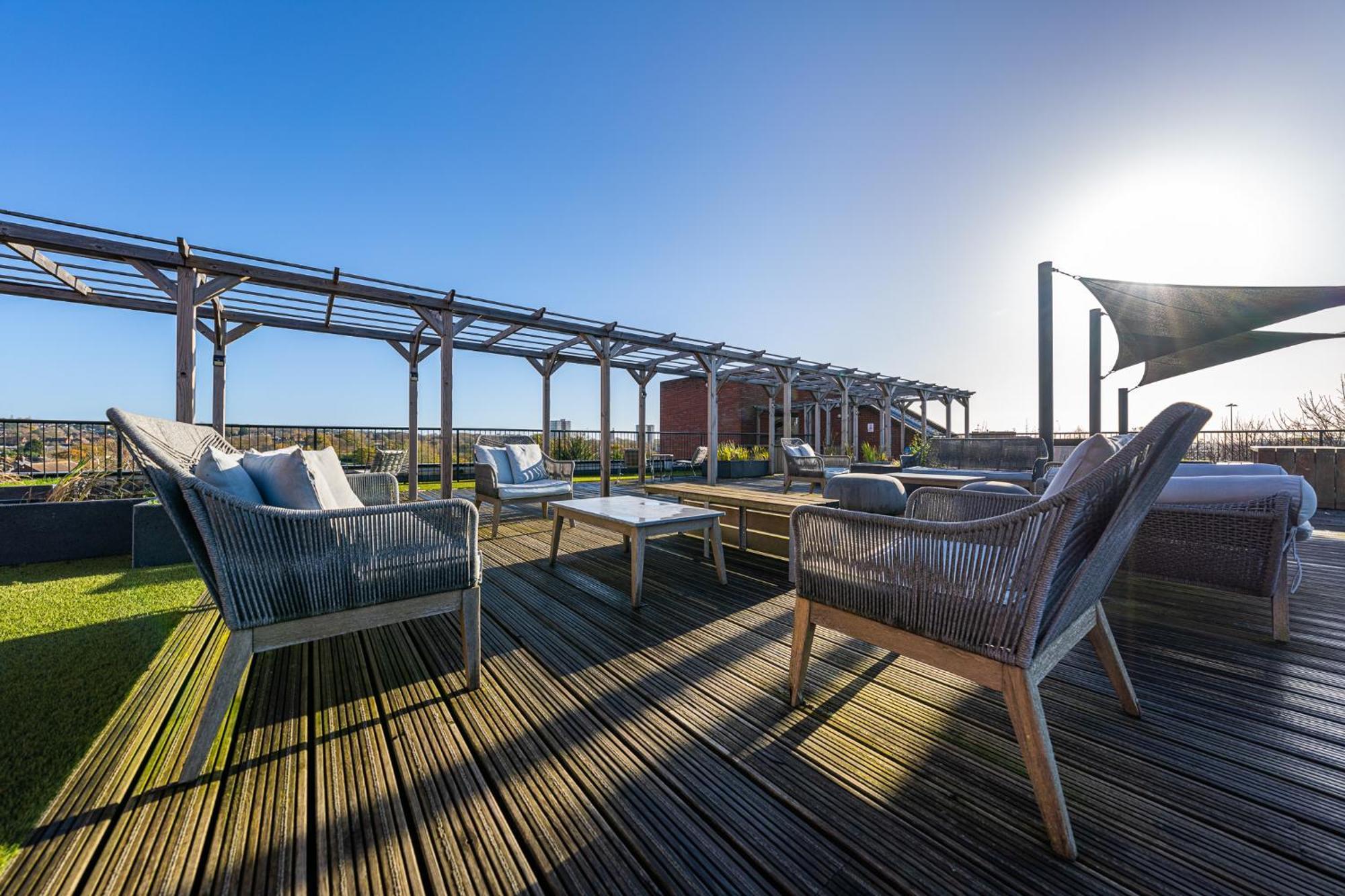 Luxury 1 Bedroom Serviced Apartment With Roof Terrace & Gym Stevenage Exterior foto