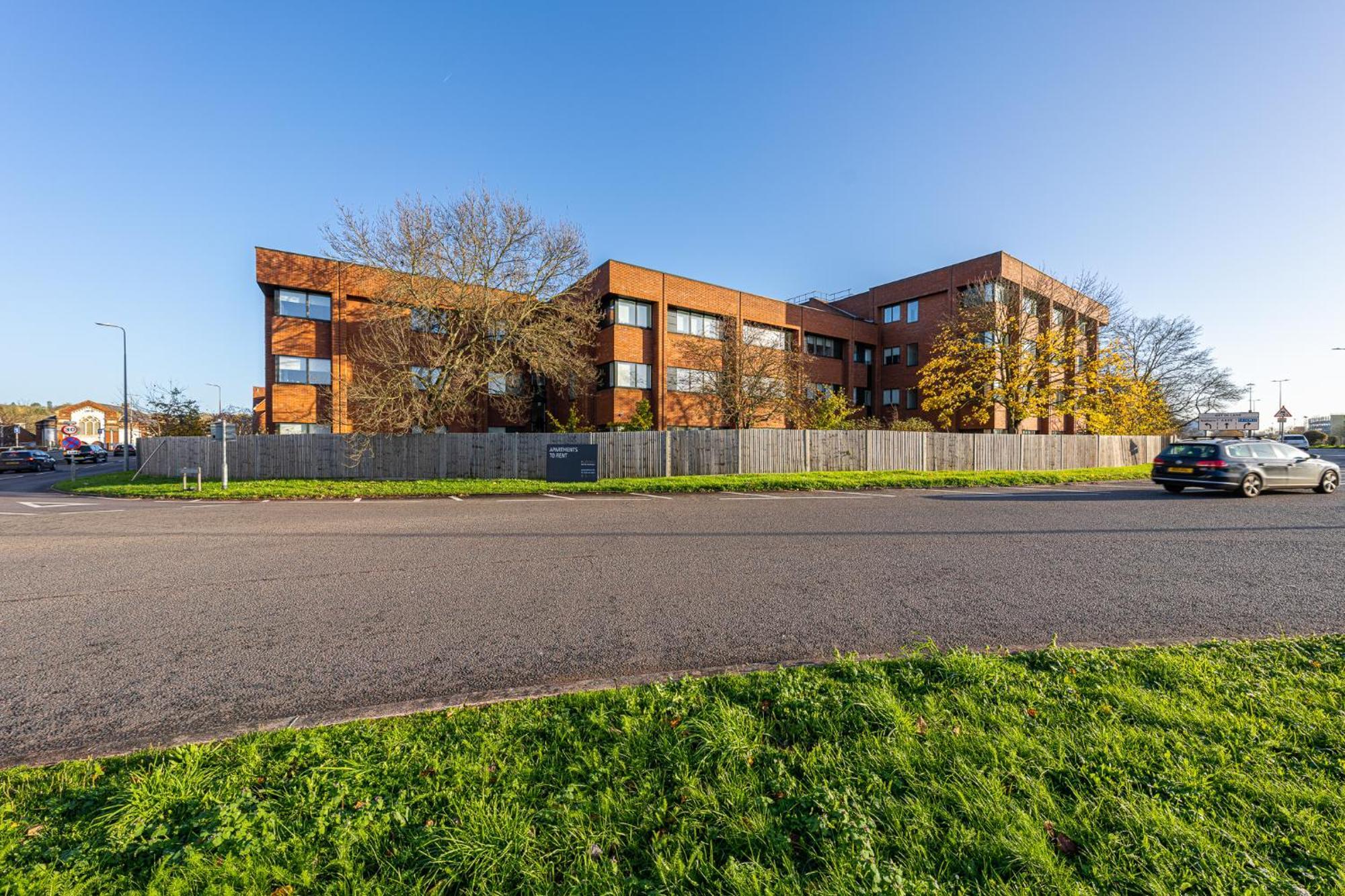 Luxury 1 Bedroom Serviced Apartment With Roof Terrace & Gym Stevenage Exterior foto
